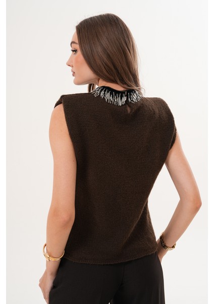 Kahverengi Yaka Işleme Detaylı Süveter indirimleri