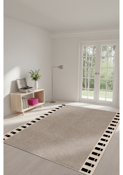 Bej Zemin Üzerinde Grafik Kenar Hem Dekoratif Hem Pratik Kaymaz Taban Halı