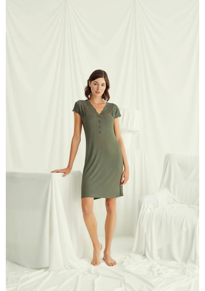 Monamise Kolu Omzu ve Yakası Dantelli Önü Düğmeli Gecelik