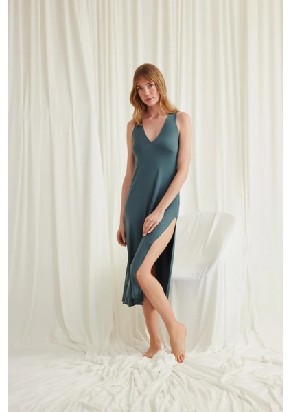 Monamise Yakası ve Sırtı Dekolteli Dantelli Yırtmaçlı Gecelik