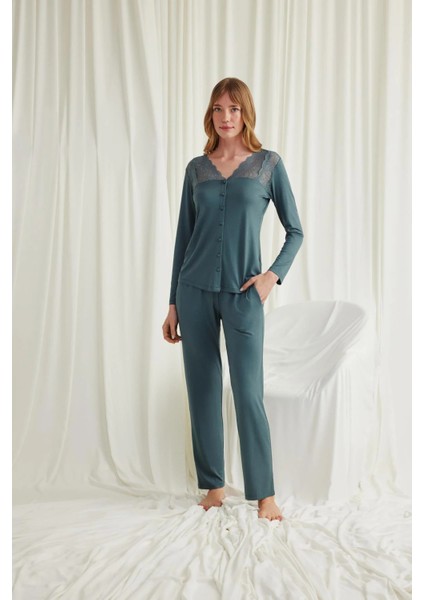 Monamise Yakası Omzu ve Paçası Dantelli Boydan Düğmeli Pijama Takımı