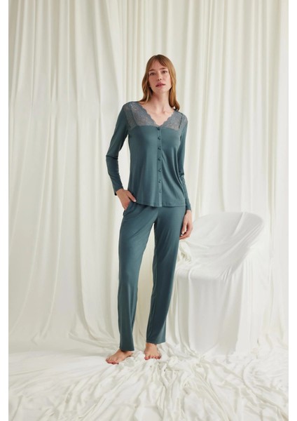 Monamise Yakası Omzu ve Paçası Dantelli Boydan Düğmeli Pijama Takımı fiyatları