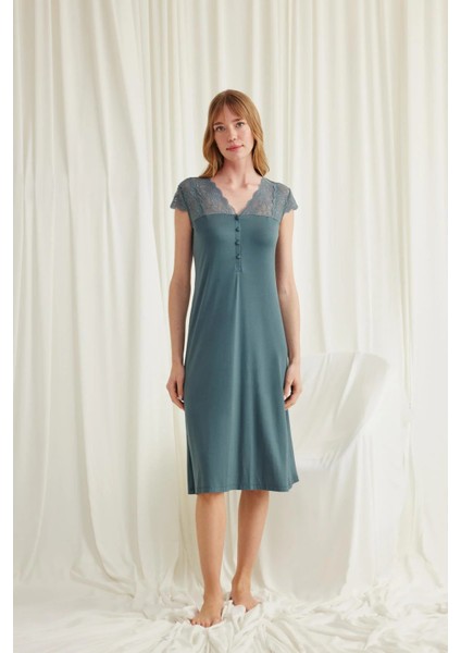 Monamise Kolu Omzu ve Yakası Dantelli Önü Düğmeli Büyük Beden Gecelik