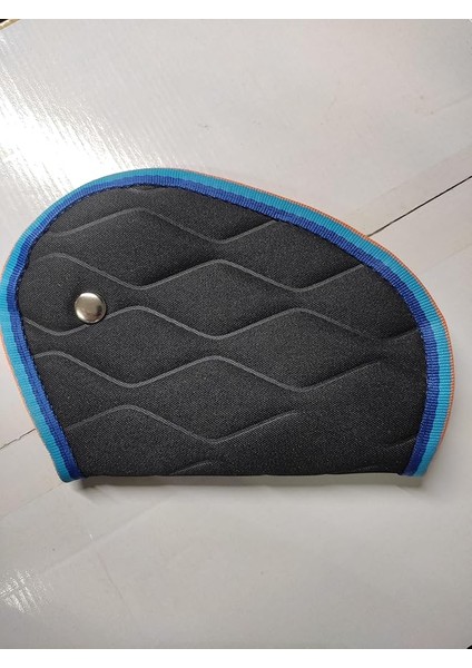 Emniyet Kemeri Düzenleyici ve Tutucu Emniyet Kemer Pedi,boyun Kesme Önleyici,çocuk Emniyet Kemer Rahatlatıcı,oto Kemer Kılıfı,yüksek Kaite(Siyah Renk)(Mavi Renkli Kenar Şeritli)