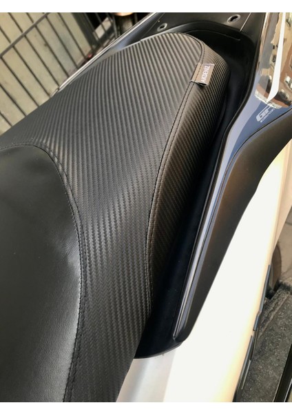 Akdeniz Sele Kaplama Pcx 125 Delüx Carbon Desen Lastikli Sele Kılıfı