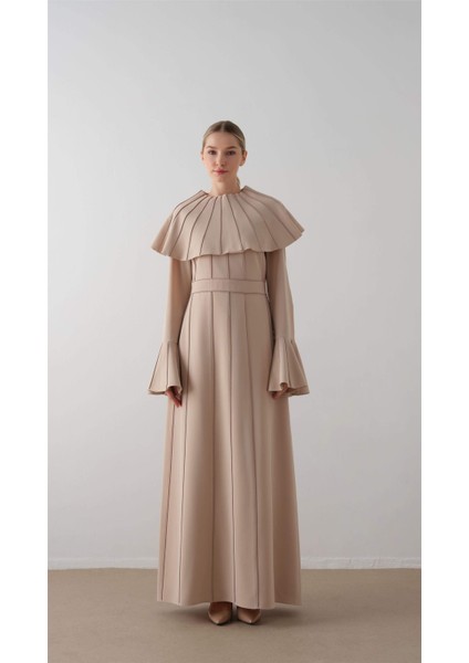 Omuzu Takma Pelerinli Krep Elbise Bej