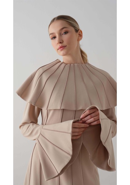 Omuzu Takma Pelerinli Krep Elbise Bej fiyatları