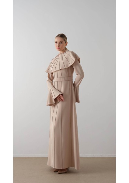 Omuzu Takma Pelerinli Krep Elbise Bej modelleri