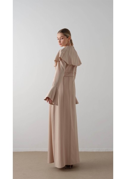 Omuzu Takma Pelerinli Krep Elbise Bej fırsatları