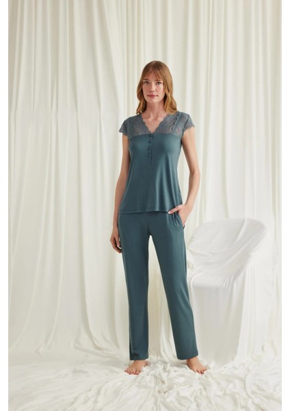Monamise Yakası Kolu ve Omzu Dantelli Önü Düğmeli Pijama Takımı