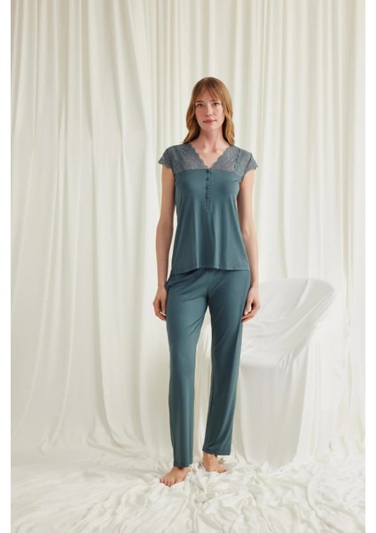 Monamise Yakası Kolu ve Omzu Dantelli Önü Düğmeli Pijama Takımı fiyatları