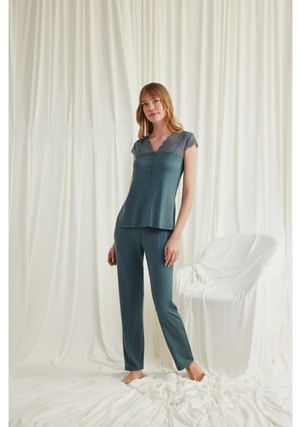 Monamise Yakası Kolu ve Omzu Dantelli Önü Düğmeli Pijama Takımı fırsatları