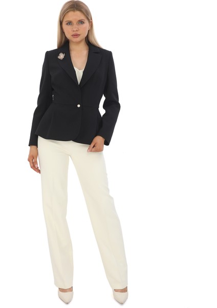 Inci Düğmeli Broş Detaylı Pileli Ceket ve Boru Paça Pantolon Takım - Şık Kadın Takım Elbise