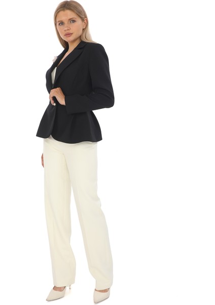 Inci Düğmeli Broş Detaylı Pileli Ceket ve Boru Paça Pantolon Takım - Şık Kadın Takım Elbise modelleri