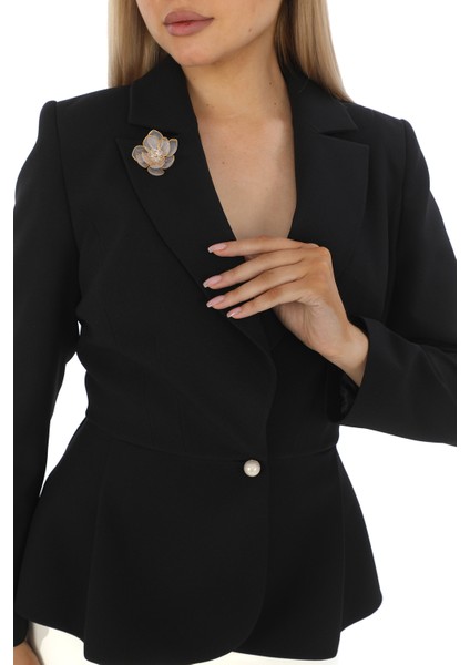 Inci Düğmeli Broş Detaylı Pileli Ceket ve Boru Paça Pantolon Takım - Şık Kadın Takım Elbise