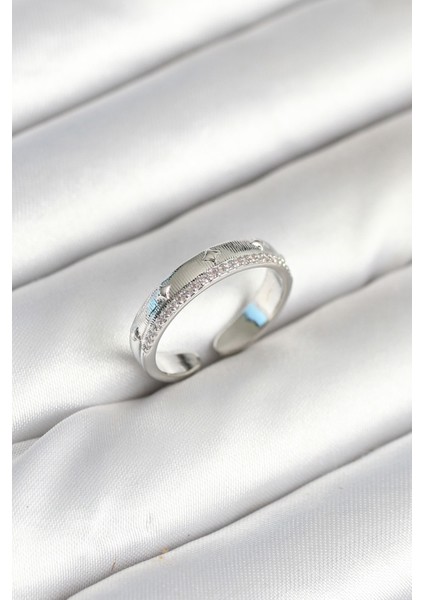 Gümüş Renk Şerit Zirkon Taşlı Kadın Yüzük