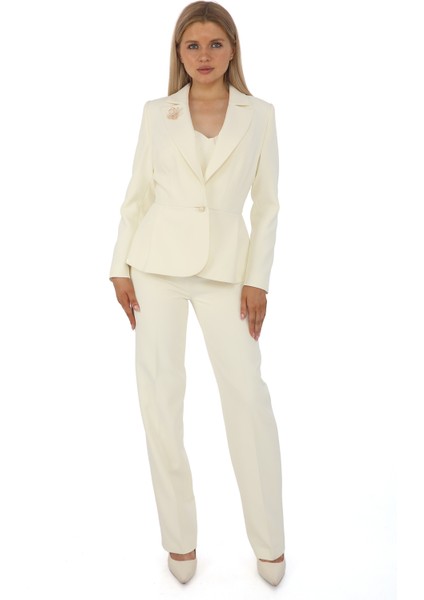 Inci Düğmeli Broş Detaylı Pileli Ceket ve Boru Paça Pantolon Takım - Şık Kadın Takım Elbise