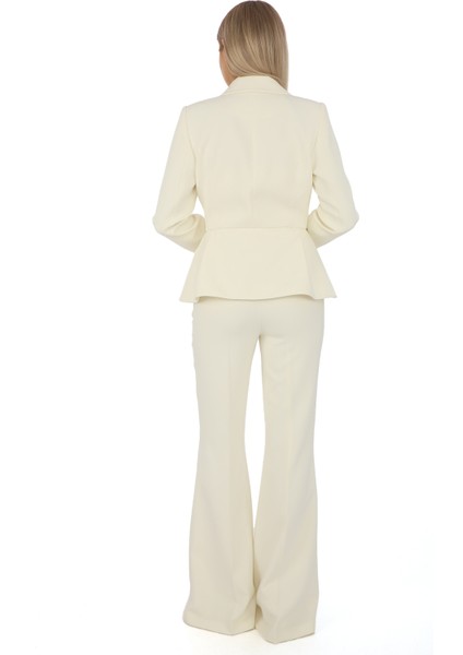 Inci Düğmeli Broş Detaylı Beyaz Pileli Ceket - Ofis & Gündüz Kombinleri Şık Tasarım fırsatları