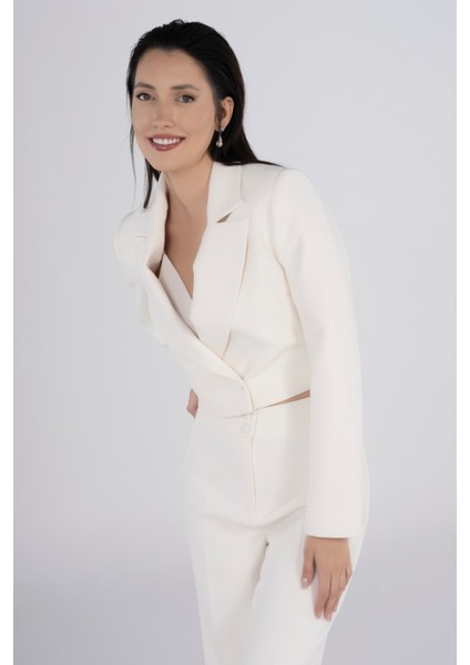 Kadın Beyaz Kısa Ceket - Modern ve Şık Blazer Tasarım | Dört Mevsim Uygun, Takım Şıklığını Tamamlayan Özel Parça