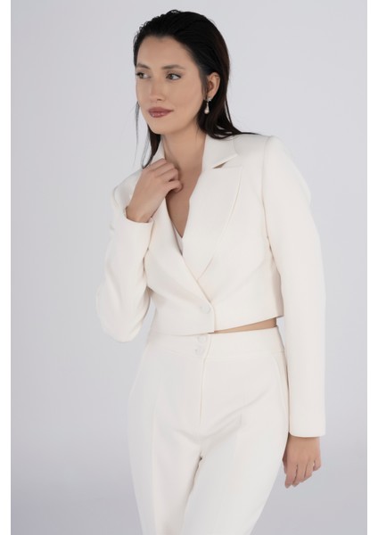 Kadın Beyaz Kısa Ceket - Modern ve Şık Blazer Tasarım | Dört Mevsim Uygun, Takım Şıklığını Tamamlayan Özel Parça fiyatları