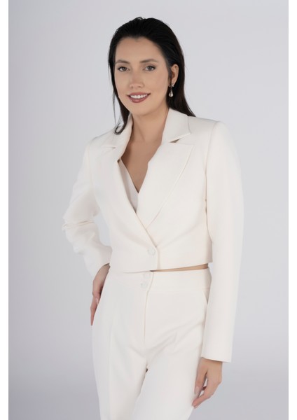 Kadın Beyaz Kısa Ceket - Modern ve Şık Blazer Tasarım | Dört Mevsim Uygun, Takım Şıklığını Tamamlayan Özel Parça modelleri