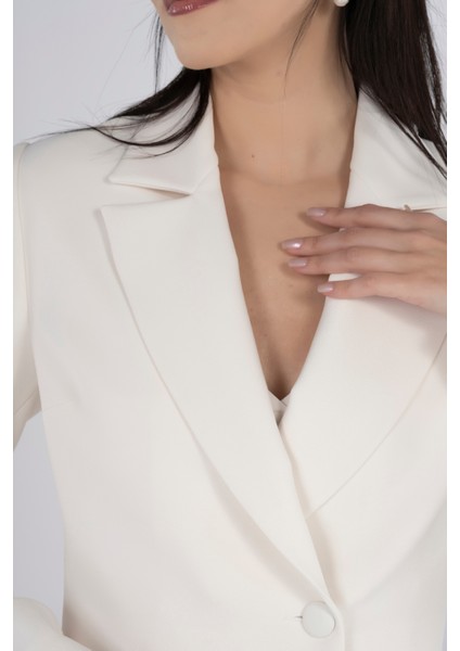 Kadın Beyaz Kısa Ceket - Modern ve Şık Blazer Tasarım | Dört Mevsim Uygun, Takım Şıklığını Tamamlayan Özel Parça fırsatları