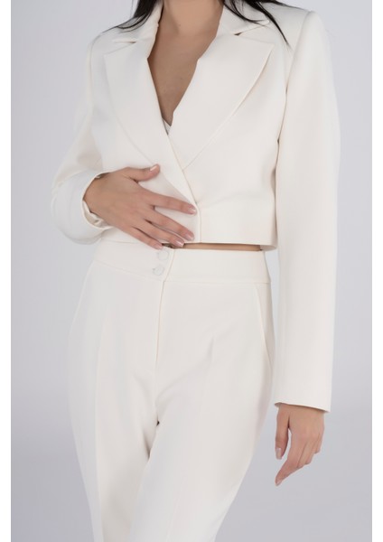Kadın Beyaz Kısa Ceket - Modern ve Şık Blazer Tasarım | Dört Mevsim Uygun, Takım Şıklığını Tamamlayan Özel Parça indirimleri