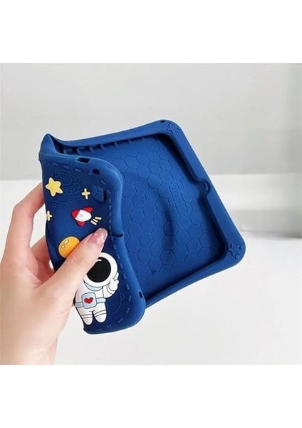 Standlı Askılı Karakterli Astronot Çocuk Kılıfı Lacivert Samsung Galaxy Tab A9 8.7 Inç ile Uyumlu modelleri