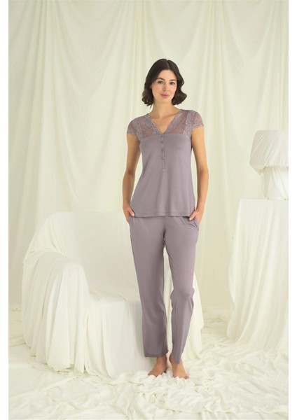 Monamise Yakası Kolu ve Omzu Dantelli Önü Düğmeli Pijama Takımı