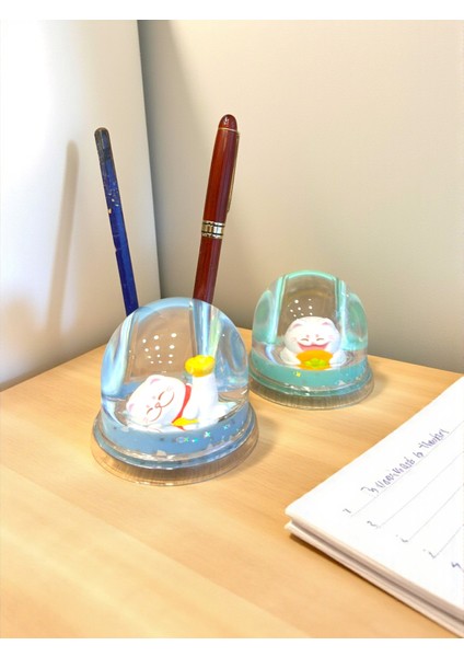 Şans Kedisi (Maneki-Neko) Sulu Kalemlik – Kar Küresi Efektli Uğur Dekoru (8 Cm)