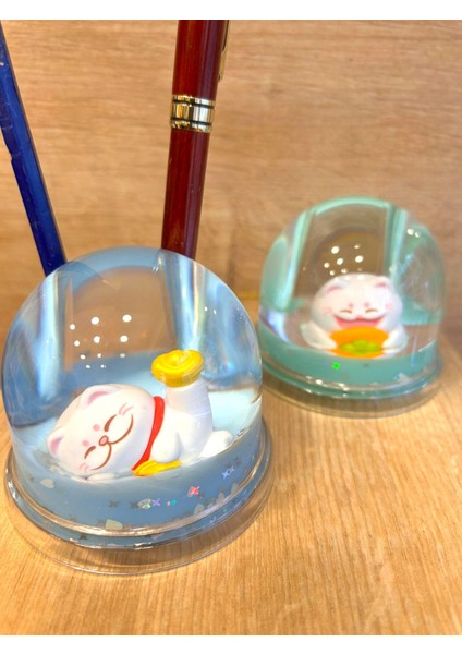 Şans Kedisi (Maneki-Neko) Sulu Kalemlik – Kar Küresi Efektli Uğur Dekoru (8 Cm) modelleri