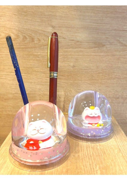 Şans Kedisi (Maneki-Neko) Sulu Kalemlik – Kar Küresi Efektli Uğur Dekoru (8 Cm) fırsatları