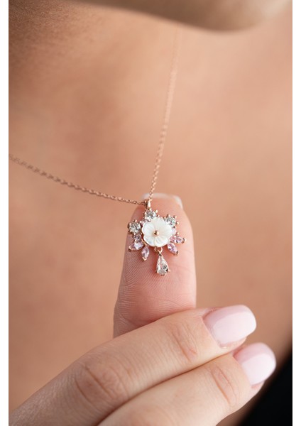 925 Ayar Gümüş Rose Kaplama Pembe Beyaz Taşlı Manolya Çiçeği Kolye