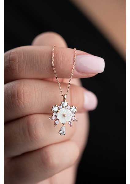 925 Ayar Gümüş Rose Kaplama Pembe Beyaz Taşlı Manolya Çiçeği Kolye fırsatları