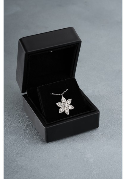 925 Ayar Gümüş Işıklı Kutuda Rodyum Kaplama Baget Taşlı Lotus Çiçeği Kolye