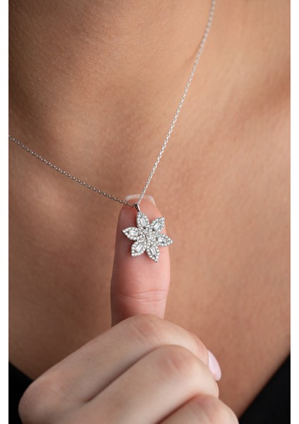 925 Ayar Gümüş Işıklı Kutuda Rodyum Kaplama Baget Taşlı Lotus Çiçeği Kolye fiyatları