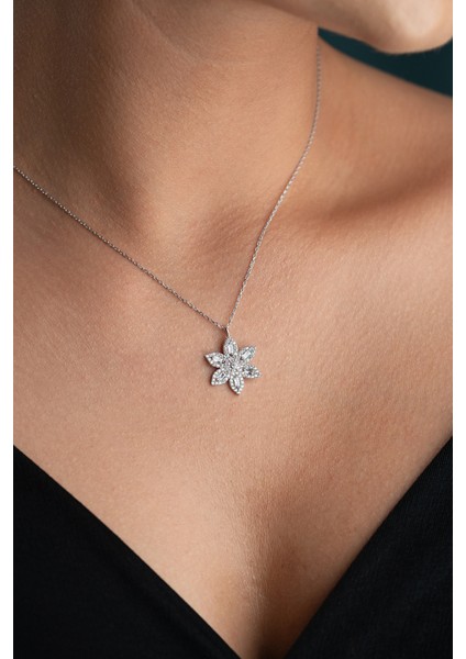 925 Ayar Gümüş Işıklı Kutuda Rodyum Kaplama Baget Taşlı Lotus Çiçeği Kolye modelleri