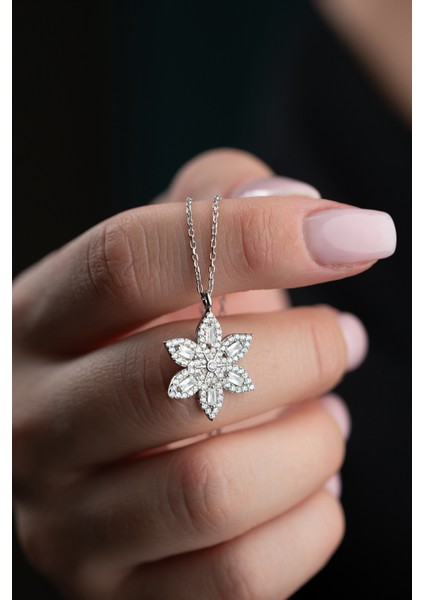 925 Ayar Gümüş Işıklı Kutuda Rodyum Kaplama Baget Taşlı Lotus Çiçeği Kolye fırsatları