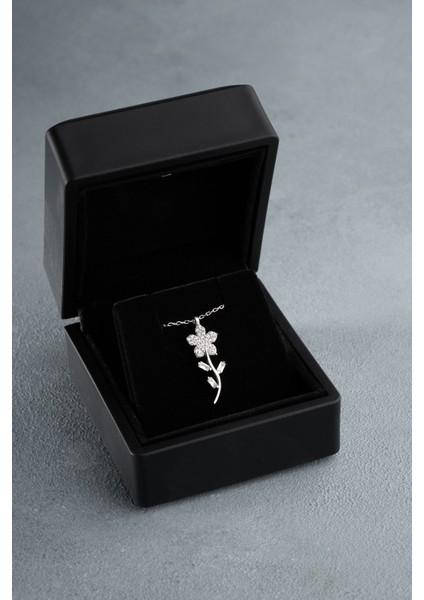 925 Ayar Gümüş Işıklı Kutuda Rodyum Kaplama Zirkon Taşlı Çiçek Motif Kolye