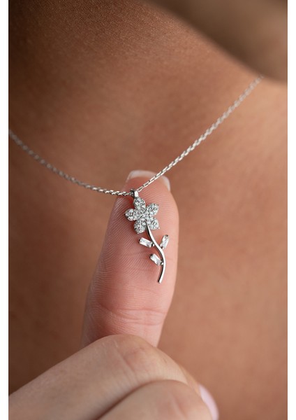 925 Ayar Gümüş Işıklı Kutuda Rodyum Kaplama Zirkon Taşlı Çiçek Motif Kolye modelleri