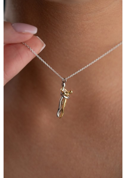 925 Ayar Gümüş Işıklı Kutuda Rodyum Kaplama Birbirine Sarılan Sevgili Aşk Kolye fırsatları