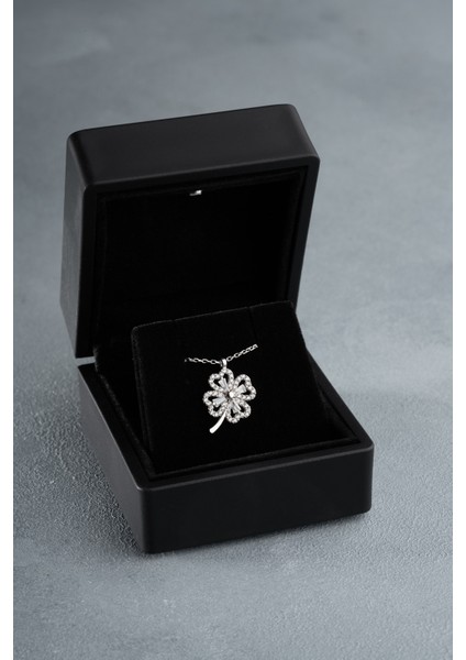 925 Ayar Gümüş Işıklı Kutuda Rodyum Kaplama Baget Taşlı Yonca Model Kolye