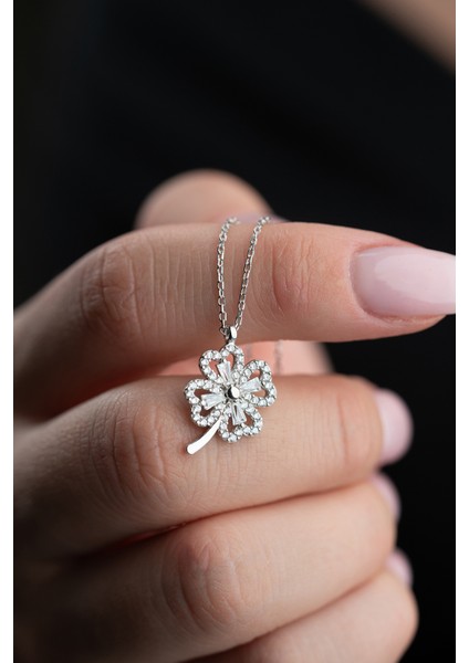 925 Ayar Gümüş Işıklı Kutuda Rodyum Kaplama Baget Taşlı Yonca Model Kolye fırsatları