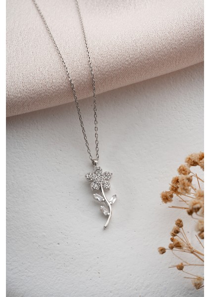 925 Ayar Gümüş Rodyum Kaplama Zirkon Taşlı Çiçek Motif Kolye fırsatları