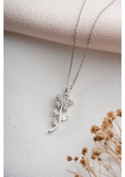 925 Ayar Gümüş Rodyum Kaplama Zirkon Taşlı Çiçek Motif Kolye indirimleri