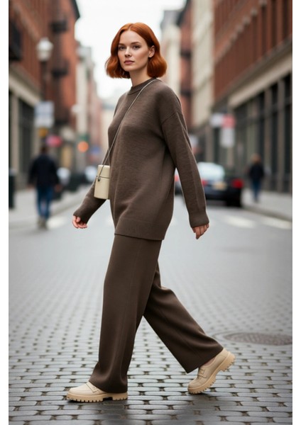 Kadın Casual Regular Kalıp Bisiklet Yaka Düz Triko Kazak Kış Günleri Için Konforlu Uzun Kollu Şıklık modelleri