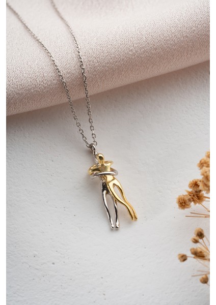 925 Ayar Gümüş Rodyum Kaplama Birbirine Sarılan Sevgili Aşk Kolye fiyatları