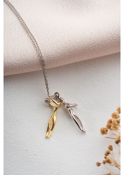 925 Ayar Gümüş Rodyum Kaplama Birbirine Sarılan Sevgili Aşk Kolye indirimleri