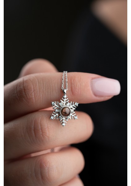 925 Ayar Gümüş Rodyum Kaplama 100 Dilde Seni Seviyorum Kartanesi Kadın Gümüş Kolye fırsatları