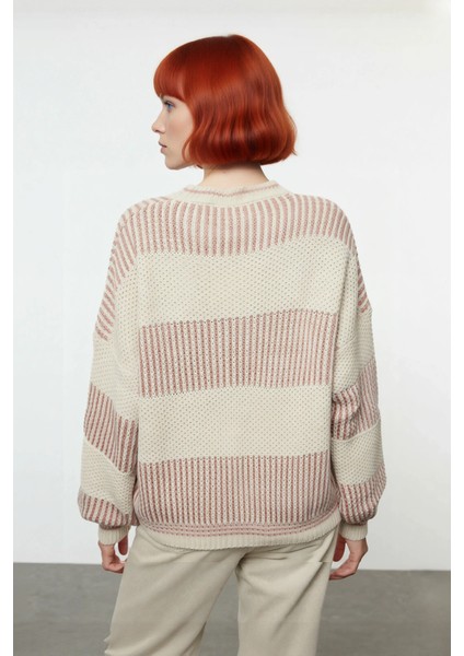 Kadın Basic Siluet Uzun Kollu Oversize Kesim Renk Bloklu Pike Dokuma Triko Kazak Kış Kombinlerinin modelleri